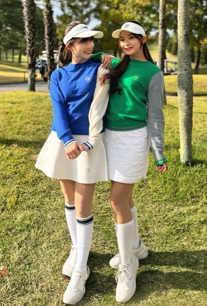 カシミヤニットでお揃いあったかコーデ。片袖のカラーがスタイリングにリズムをプラス。