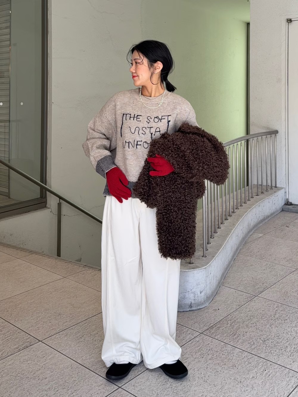 大人気のプードルジャケットは
今年のトレンドで丈感も長すぎず短すぎず
しっかりあったかくて低身長さんにもぴったり！
.
赤の手袋を差し色に〇
冬のアウターコーデです♩