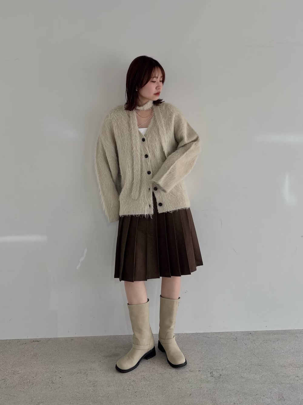 モフモフな肌触りのカーディガン。
チョーカー付きで着方もいろいろです♪

ミディスカートと合わせて今年っぽいトレンドのスタイリングです。