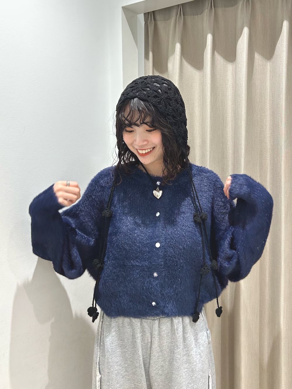 大人気のクロップドシャギーカーディガン！
web限定のネイビーは大人っぽい色合いでラメ感も抑えめで合わせやすい〇

クロップド丈なのもどんなボトムスに合うので嬉しいですね♩