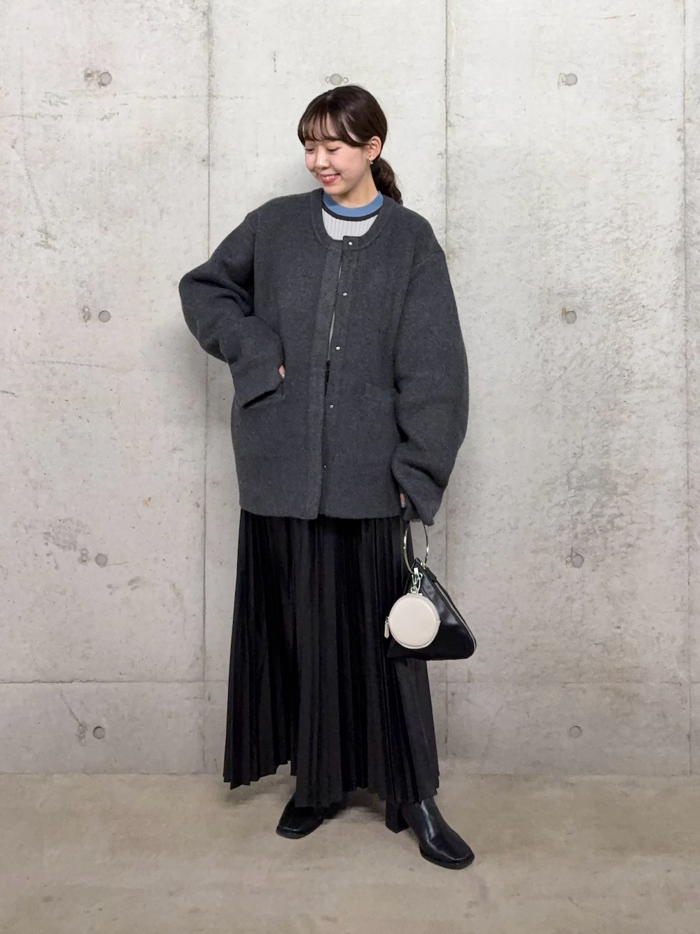 インナーのバイカラーセーターはSENSEOFPLACEが誇る大人気アイテム。
今年はWEB限定ですので要チェックです！
ノーカラーのコート合わせなど、シンプルコーデのアクセントとして優秀です〇
スカートはウエストゴムで超楽ちん！
フェイクレザーですがしっかり高見えしてくれます♩