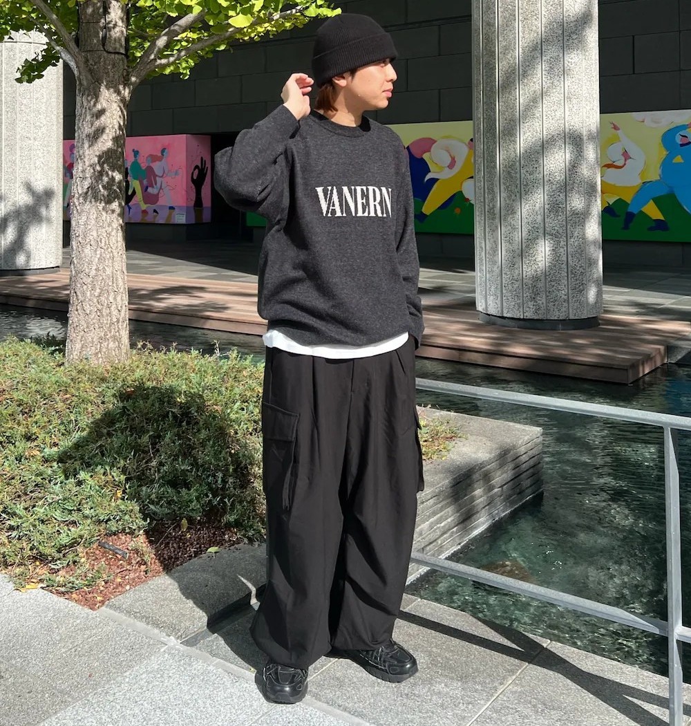 全体的にブラックで統一させて
チョロっとホワイトをレイヤードに〇

これくらいラフな格好が最近キテる！！