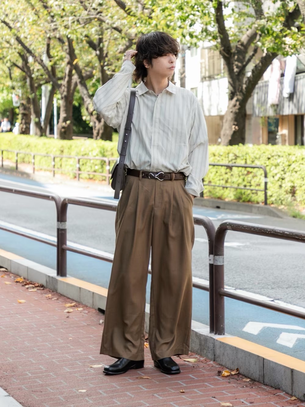 新作を使ったスタイリングです
フレアワイドのスラックスは丈が長めでタックインにもおすすめなボトムです〇