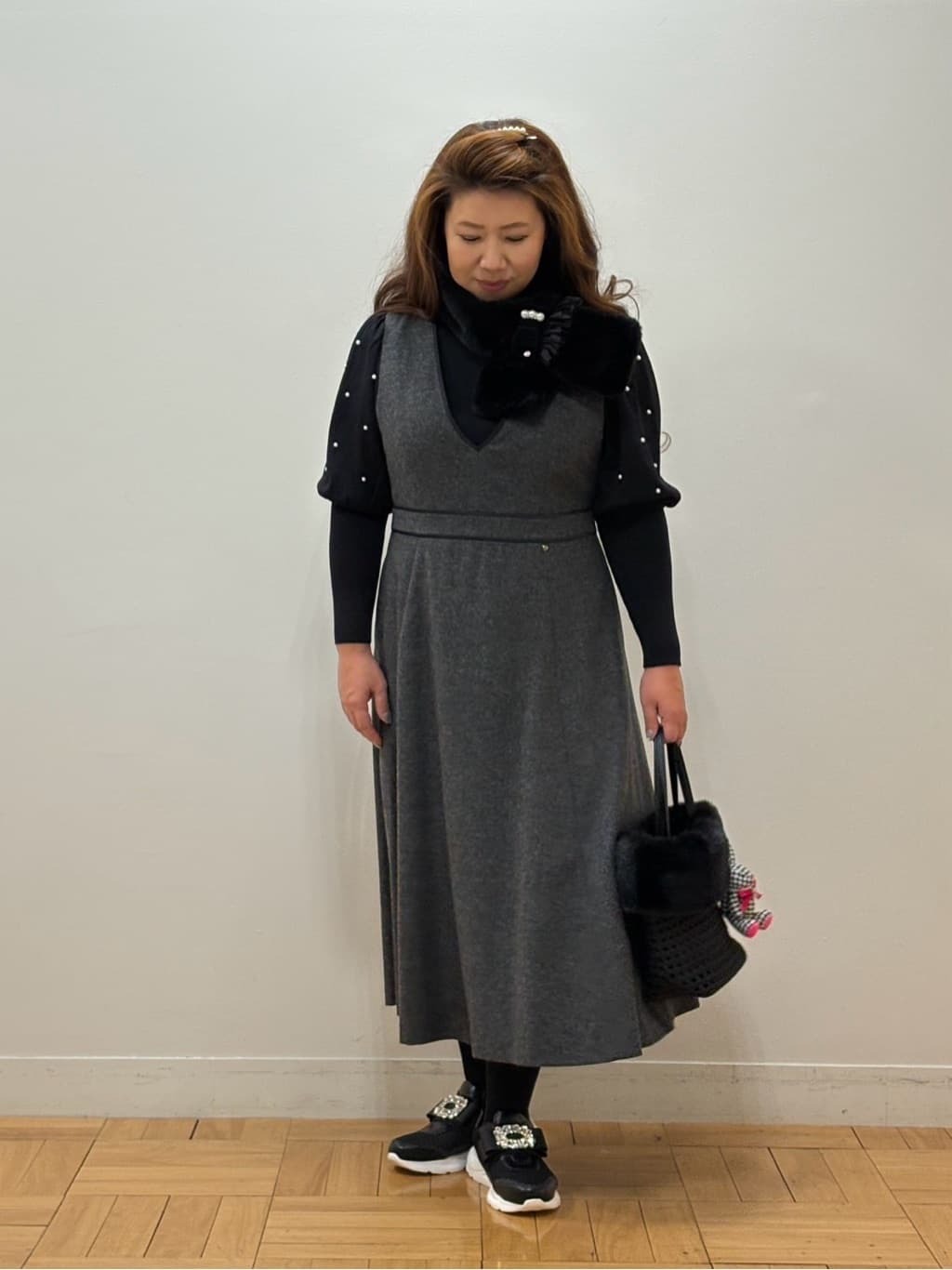 お袖のふんわり感＋パールがかわいいニット。ジャンパースカートの中に着ても着丈が短いのでもたつかずスッキリとお召しいただけます。ジャンパースカートは切り替えがやや高めで足長効果あり！【モデル身長：158cm】