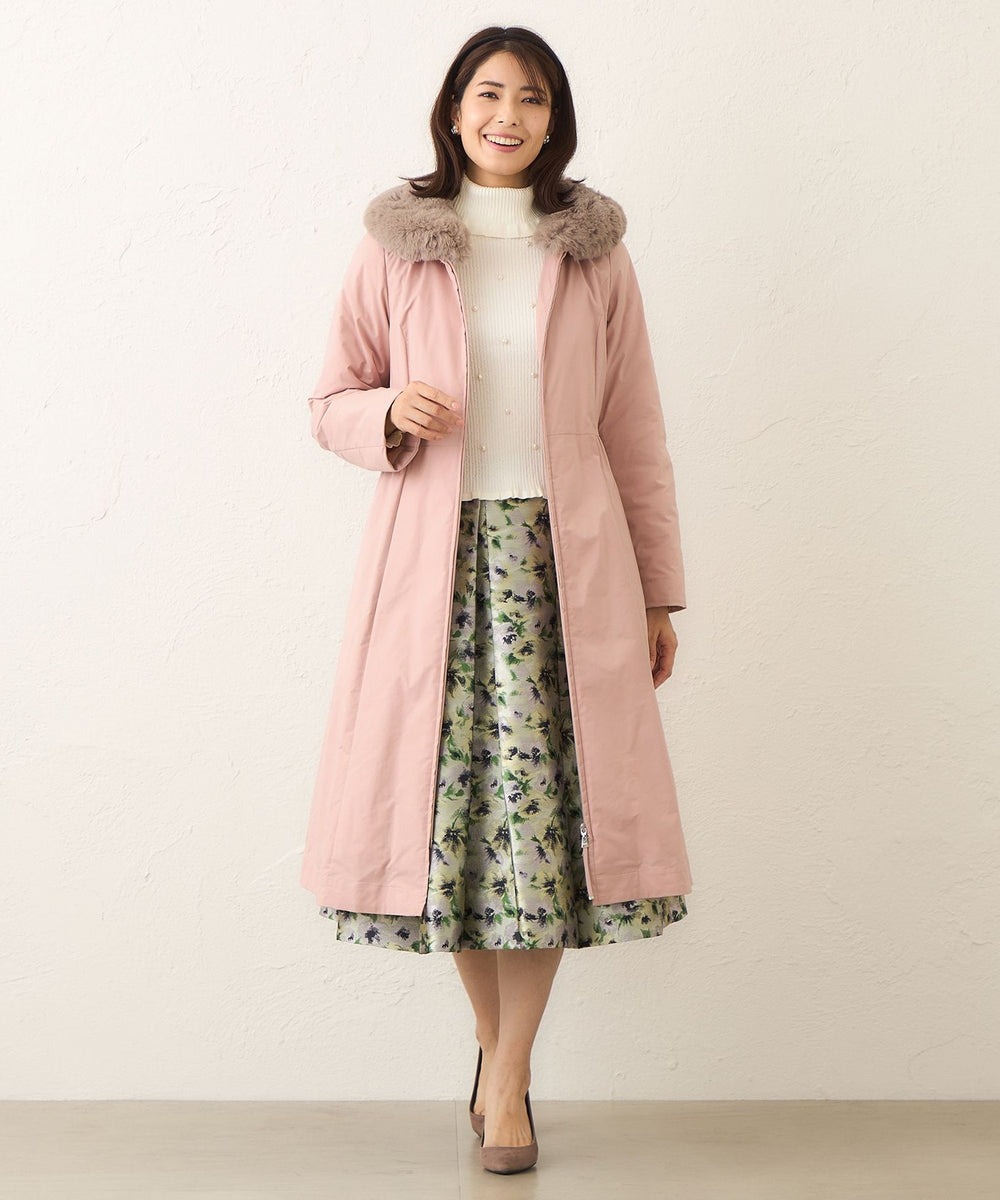 表地のタフタ素材の内側にダウンを入れ、ステッチでしっかりと固定することで、表面にステッチが出ない仕様にしました。これにより、着ぶくれ感を抑え、すっきりとしたシルエットを実現しています。ファー襟を外すと、春先まで長く着用できる汎用性の高いドレスコートです。