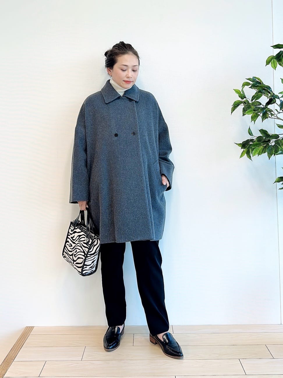軽くて暖かくいウール100%のたっぷりシルエットコート。インナーで色々楽しめます。【モデル身長：156cm】