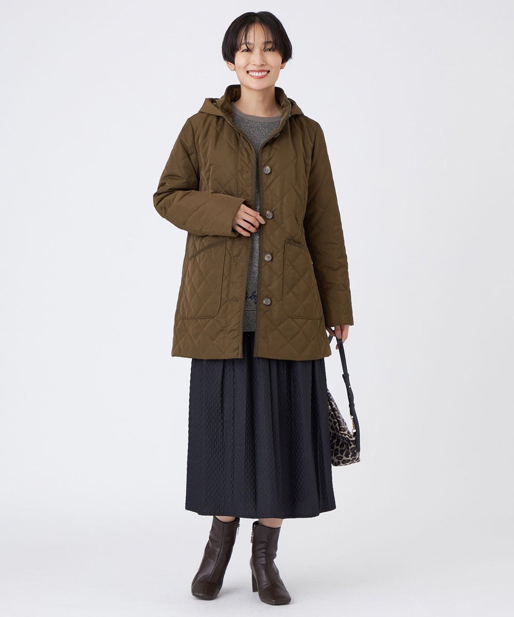 フードの取り外しが可能なミドル丈のキルティングコート。前端とポケット口のコーデュロイパイピングがポイントです。セットインデザインで、着るとすっきり見えるシルエットにこだわりました。動きを邪魔しない柔らかさも特徴で、着心地を追求しました。