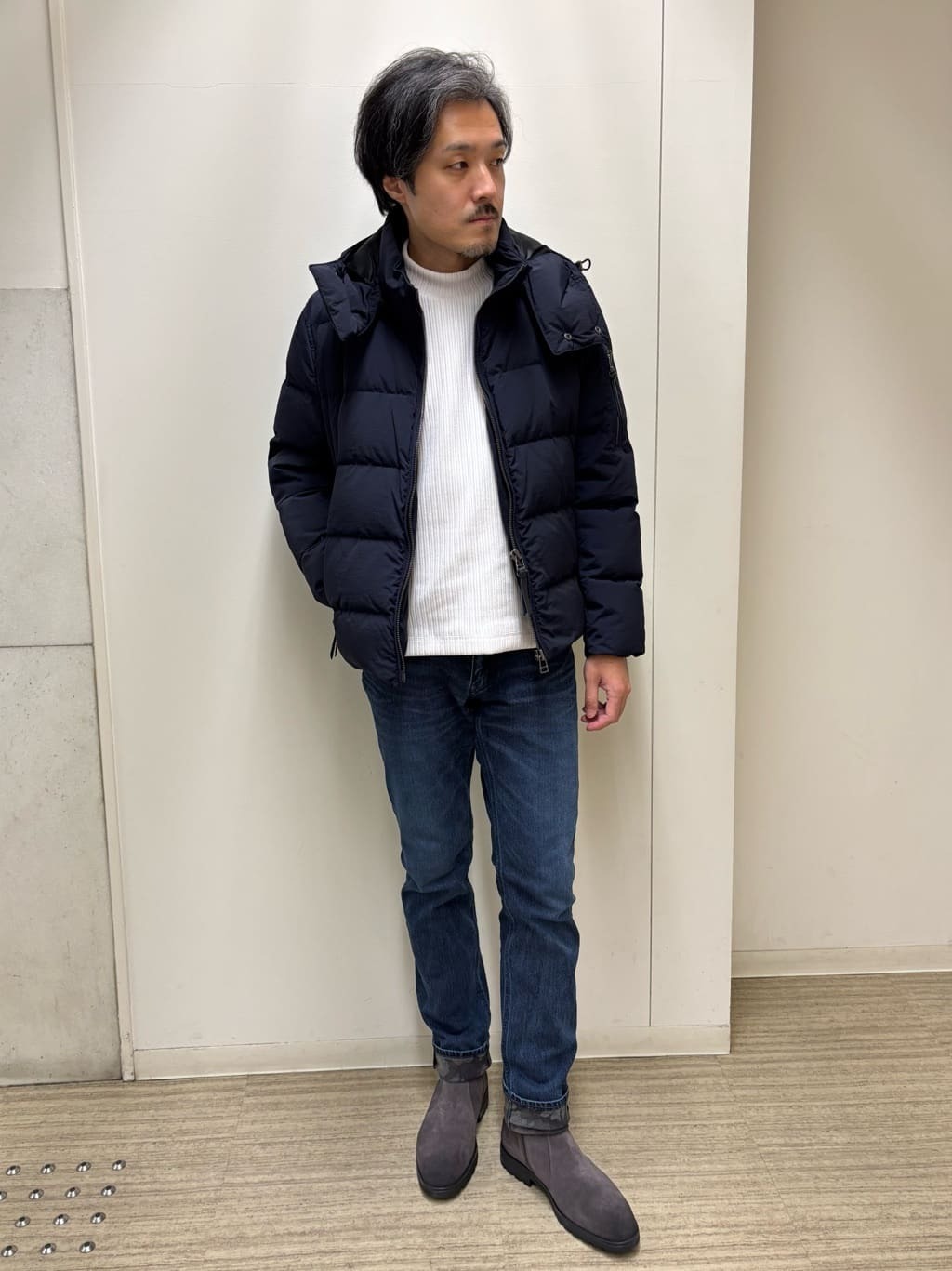 ブルゾンはダウンを多めに入れフードを被った時に視界を遮らない限界まで顔が隠れる防寒性の高さが特徴です。防寒を意識しダウンを多めに入れフードを被った時に視界を遮らない限界まで顔が隠れる設計になっております。 パンツは国内外のブランドから注目を集める備中備後地域製のデニム生地です。【モデル身長：176cm】