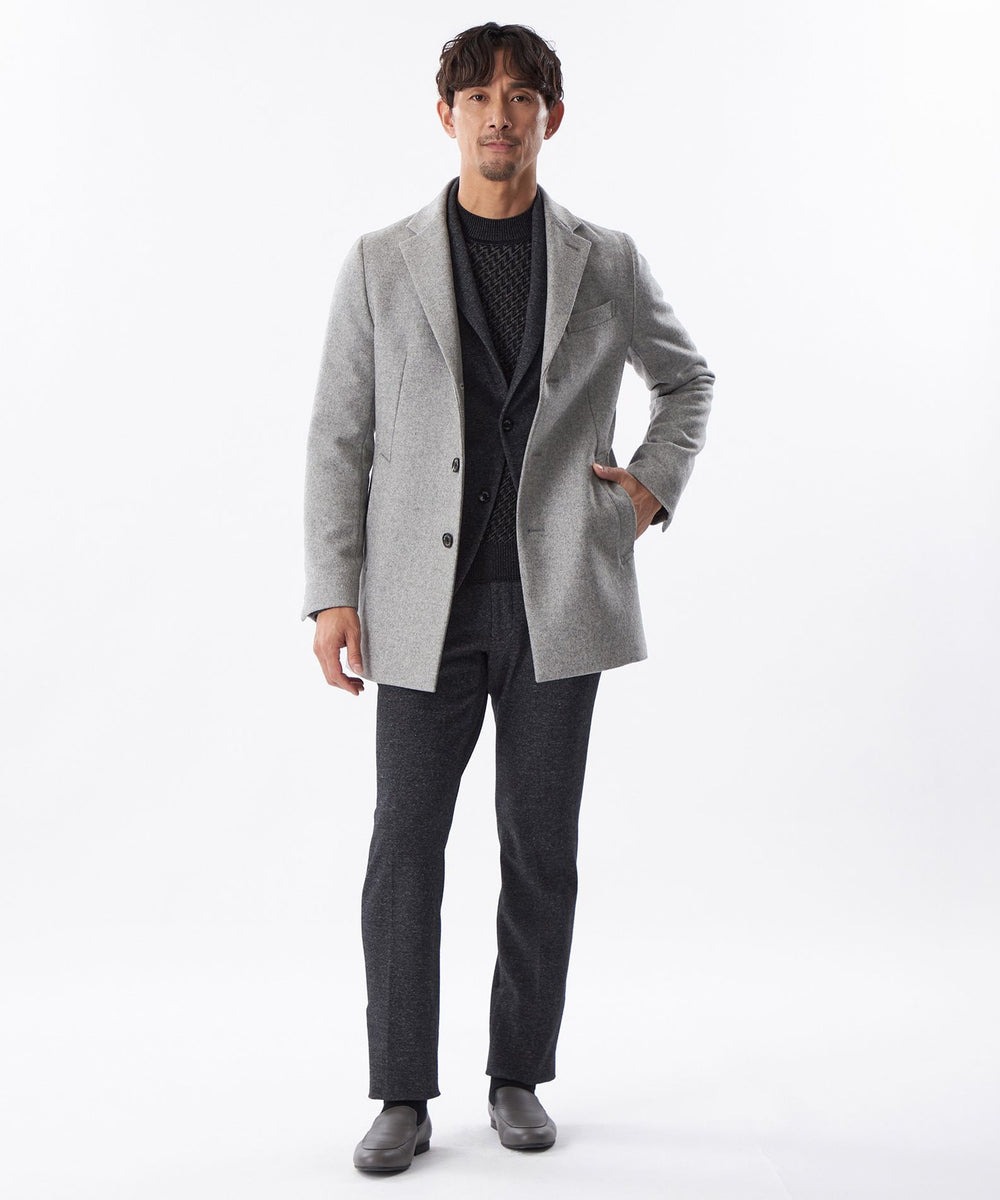 様々な動作に対し、扱い易い丈感を意識した、新しいデザインのミドル丈チェスターコート。国内屈指のウール産地である尾州地区で作成した拘りのオリジナルシャーク生地を使用。良質な糸を二重織りにし、さらに縮絨させることで目が詰まって、暖かさとしっかりとしたハリ感を実現。