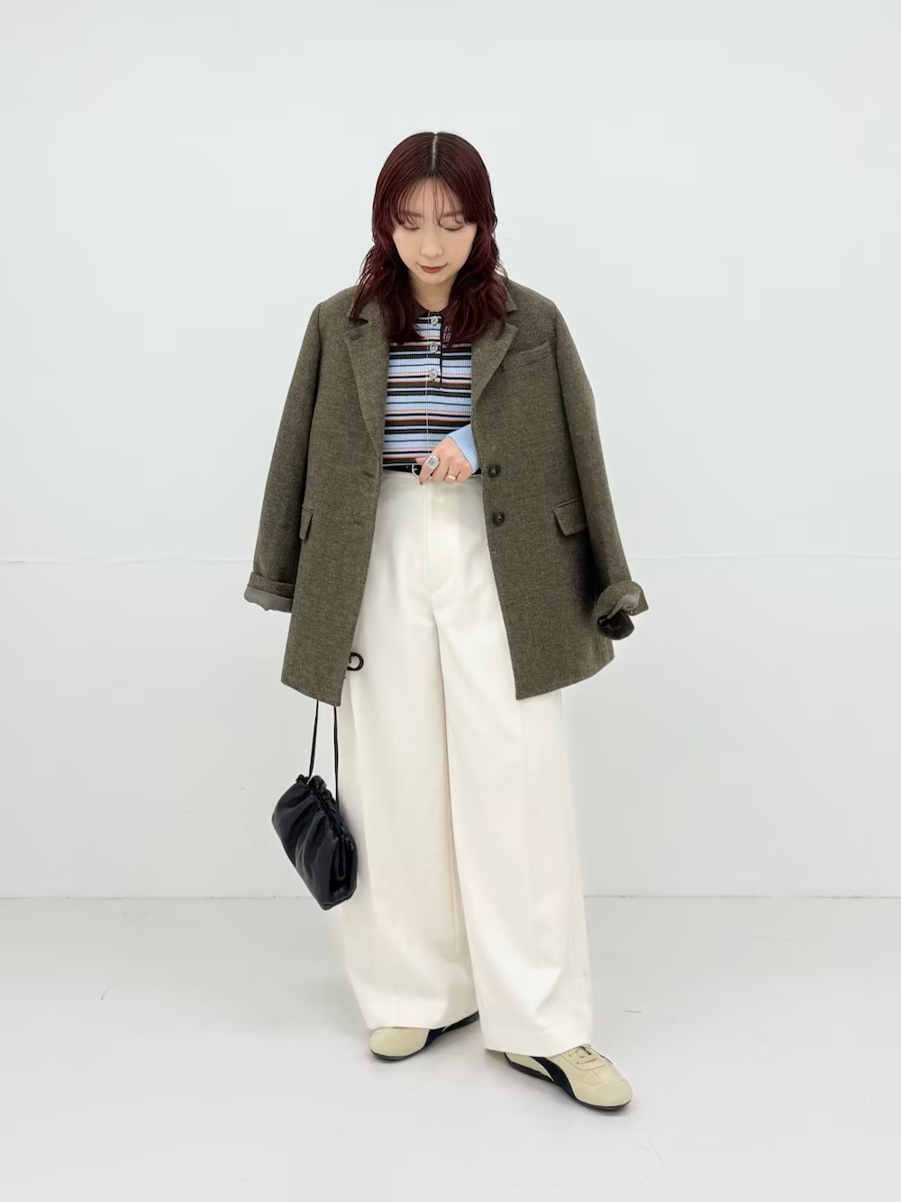 【ボトムス】
綺麗なシルエットのワイドパンツが入荷致しました。
ウールライクですがポリエステル100%なので、チクチク感などは気にせずに着用して頂けます。
38サイズ着用で、スニーカーでもギリギリ大丈夫な着丈でした◎