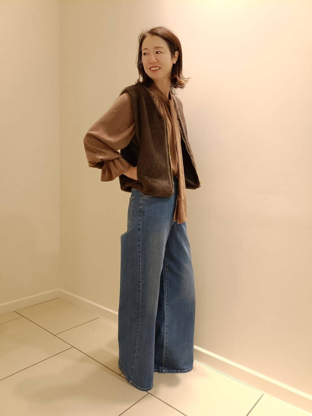 上半身は同色系でまとめ⁡素材感で変化をつけました。インナーはブラウス合わせで素材感にメリハリをもたせました。⁡⁡ボウタイで縦長ラインを強調。⁡⁡こなれた大人の余裕とウエスト位置も高めなので⁡ ⁡縦ラインが強調され、⁡⁡バランス良くスタイルアップして見えます。 ⁡【モデル身長：164cm】