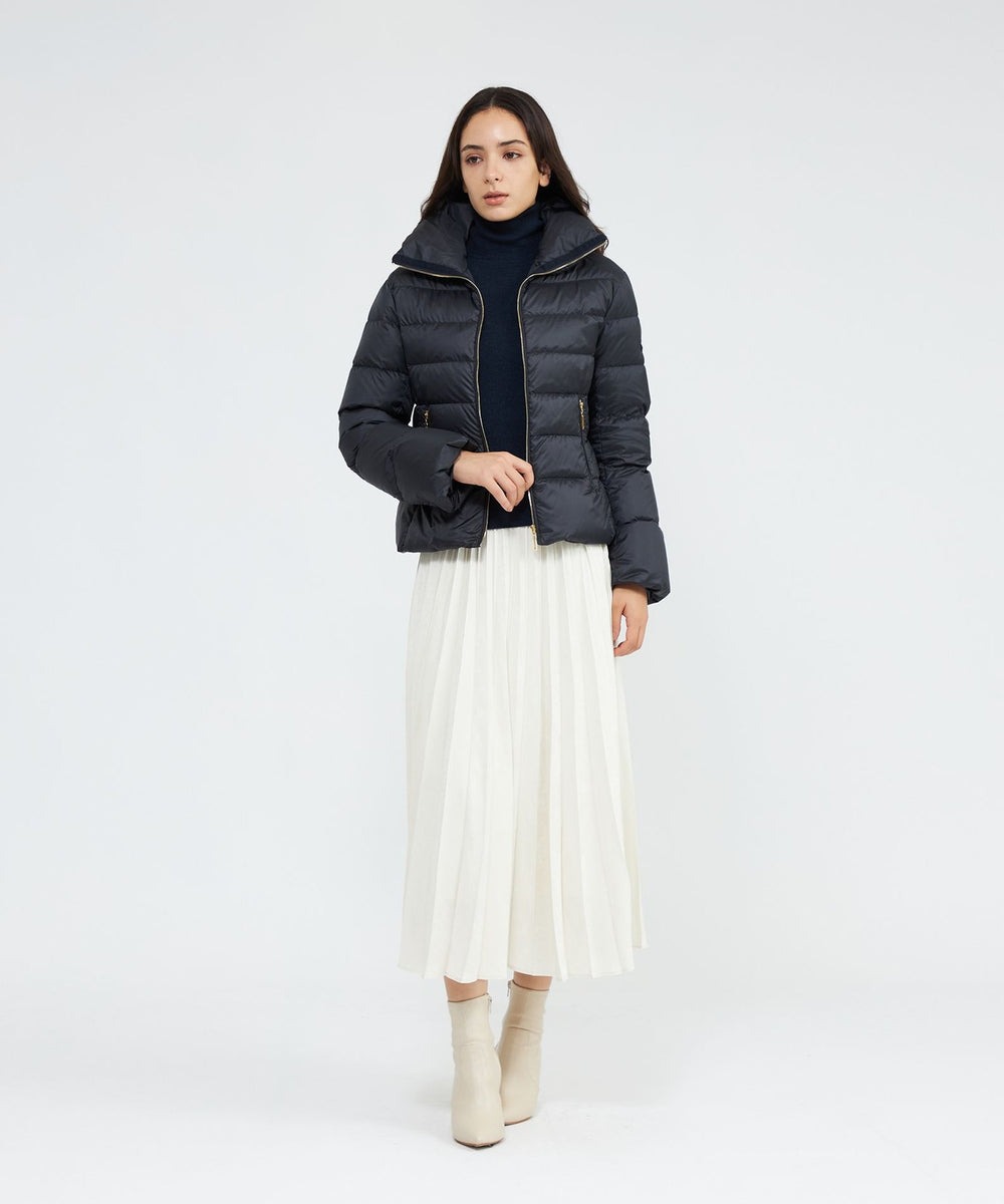 【ダウン】薄く軽やかな30デニールのポリエステルタフタを使用しました。上品な光沢感がポイントです。中わたには、ダウン混率90％の原料を使用し、軽く暖かに仕上げました。【スカート】スエード調のしっとりとした質感、上品な光沢が存在感のある素材です。