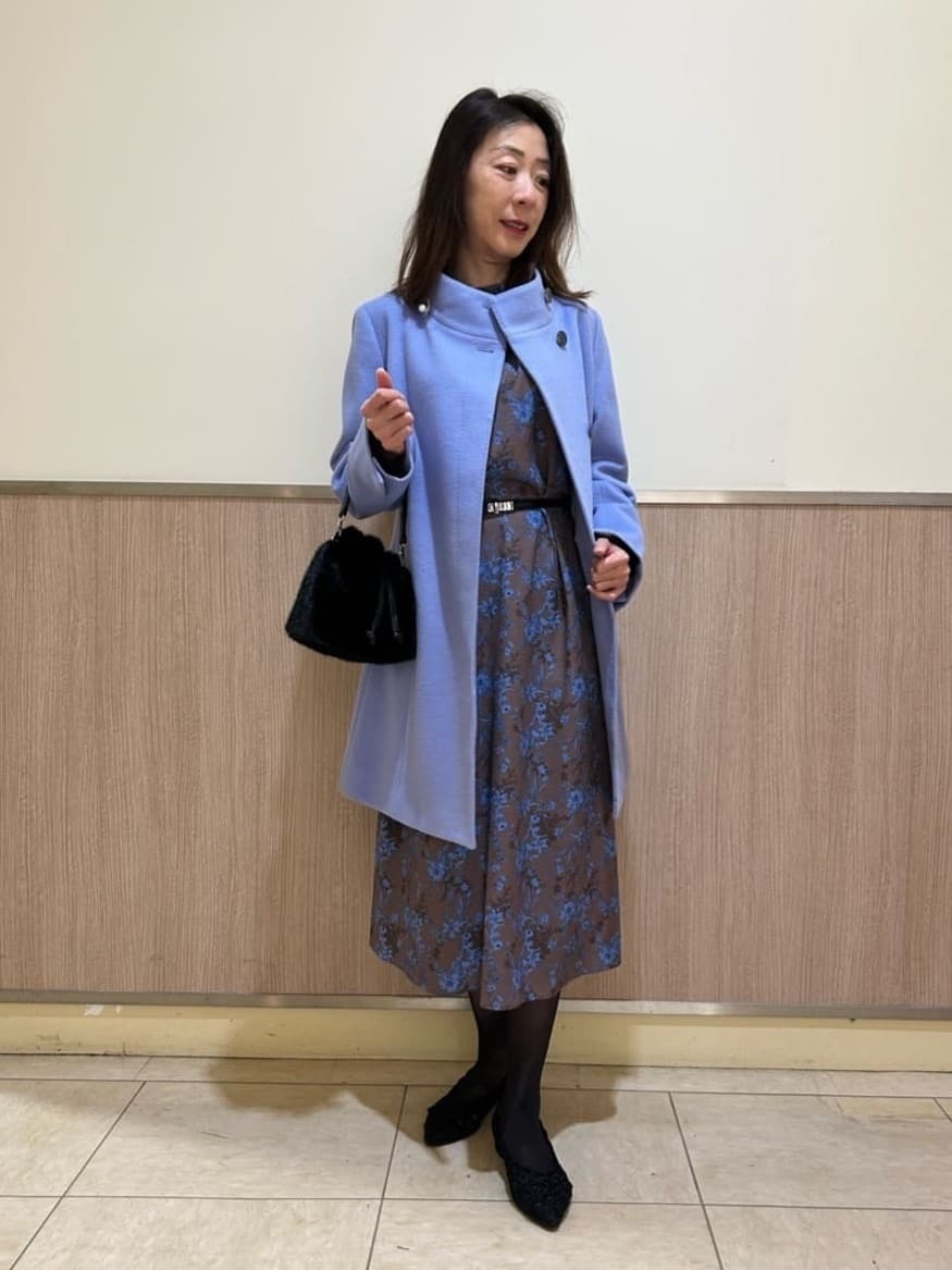 光沢のあるカシミヤ混コート。発色が良く、カシミヤならではのソフトさがあり、高級感のある1着です。ミドル丈でスカート、パンツともバランス良くコーディネートできます。インナーには エッチングという技法を使ったフラワー柄をプリントしたポリエステル素材のワンピース。【モデル身長：160cm】