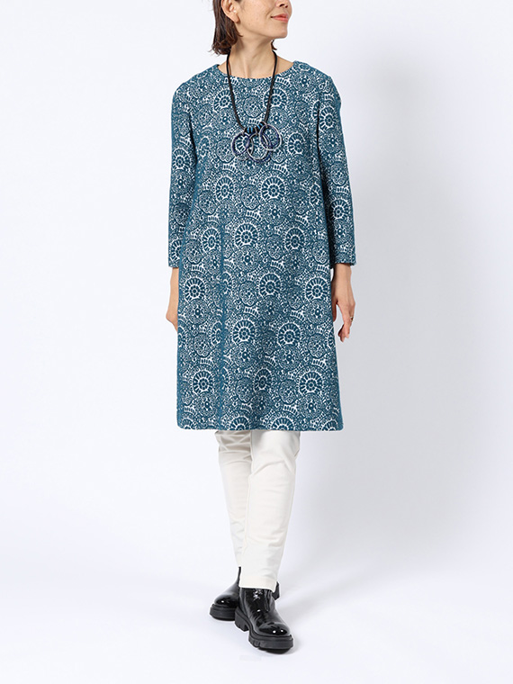 ふっくらと柄が浮き上がるジャガード素材の膝丈ワンピースに、あったか素材の細身のパンツを合わせて、冬を楽しむコーディネートです。無駄をそぎ落としたストンとした『Ｉ』ラインシルエットで、360度どこから見ても素敵な一着です。
モデル身長：162cm