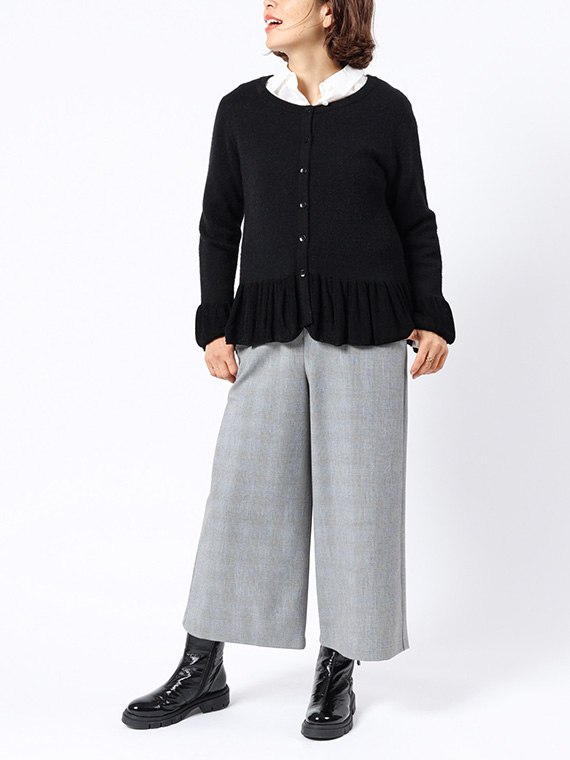 たっぷりの袖口のラッフルや裾のペプラムがエレガントで華やかな雰囲気を演出するカーディガンをメインに、モノトーンでまとめたコーディネートです。重さを感じさせないようにバランス良く気をつけました。
モデル身長：162cm