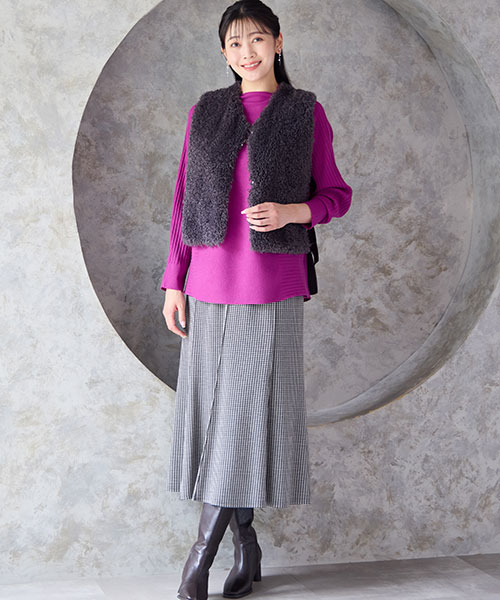 【大きいサイズ】ふわふわのファーベストとカラーニットで楽しむお出かけコーデ。綺麗色のセーターで気分を盛り上げて。