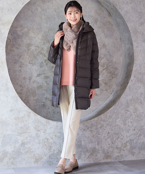 【大きいサイズ】軽くて暖かいダウンコートは毎年人気のアウター！綺麗色のセーターに暖パンを合わせれば寒い日のお出かけも安心です。