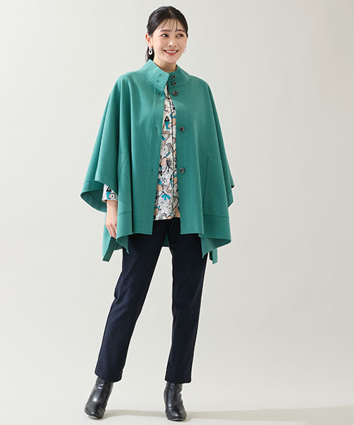 【大きいサイズ】パンツスタイルがこなれるケープジャケットはグリーンが新鮮！デニム柄のパンツと相性抜群です。