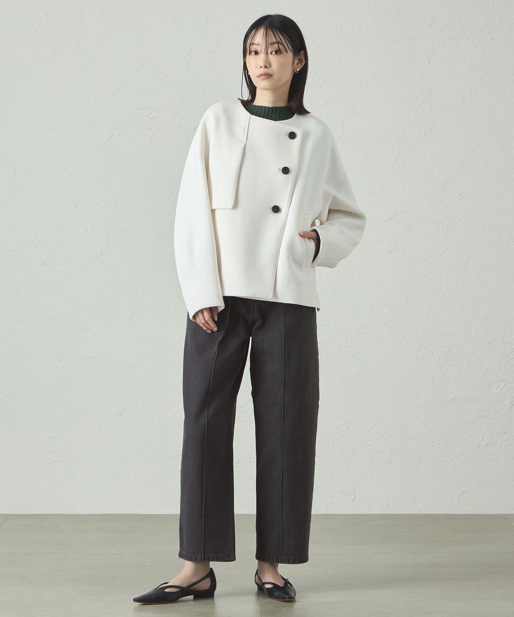 ふくらみ感とハリが両立したポンチ素材を使用したショートコート。
軽さがありながらも、しっかりした素材なので暖かさと着心地の良さが特徴です。
丸みのあるシルエットと主張しすぎないデザインで、さっと羽織りやすいアウターです。