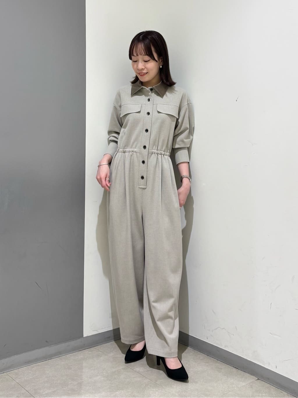 とても柔らかく、肌当たりの心地良い素材のジャンプスーツ。ウエスト内側の紐を絞ることで、シルエットを好みに調整出来ます^^フラットシューズでも問題の無い丈ですが、ウエストを絞らないと裾が床に付きそうです。【モデル身長：155cm】