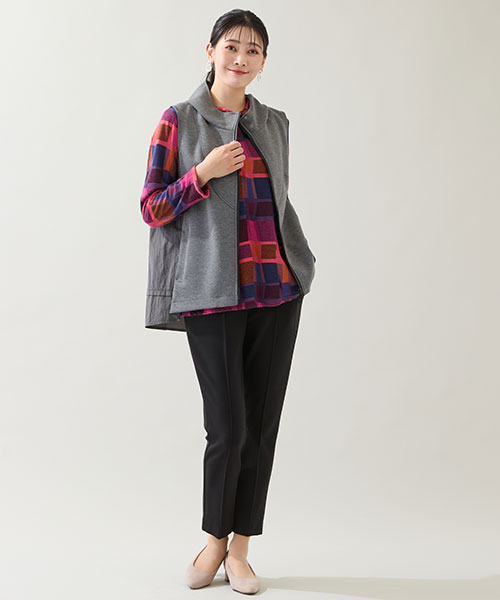 【大きいサイズ】深みのあるカラーが魅力のカットソーにスポーティライクなベストをコーディネート。色を効かせた大人のレイヤードスタイルです。