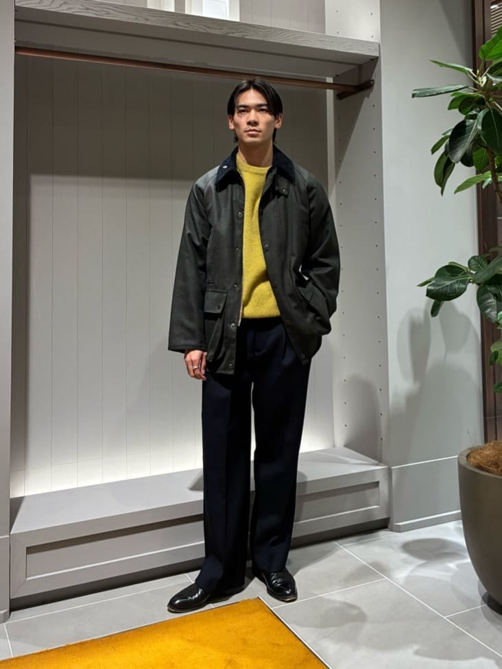 身長173㎝　英〈Barbour(バブアー）〉社に別注したブルゾン。
デザインは〈Barbour〉の代名詞として世界中にファンを持つ『CL BEAUFORT』を採用。
ボディーのベースはそのままに、腰元のポケットの大きさや袖まわりのデザインはオーバサイズモデルのデザインに変更し、クラシックなモデルに現代の要素も取り入れています。