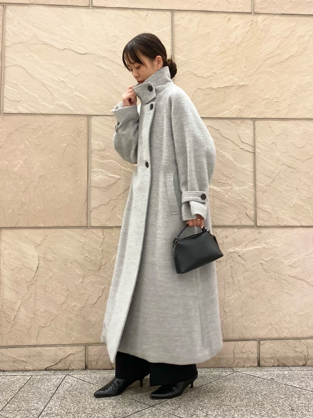 ハンサムにばさっと羽織れるロングコート
オーバーサイズの感じ◎
シャギー素材がかわいくて触ってたくなります。もふもふ
長さたっぷりなのでもうコートを主役に着こなすのがおすすめです！

中はビジューのシャツ＋スカーフで華やかに合わせてます。