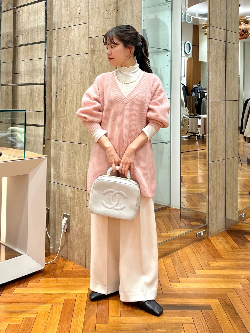 大人可愛いピンクニットです！ホワイトでまとめたので、冬のおでかけやデートにぴったりなスタイリングです！
Vネック仕様で顔まわりスッキリしてくれます！