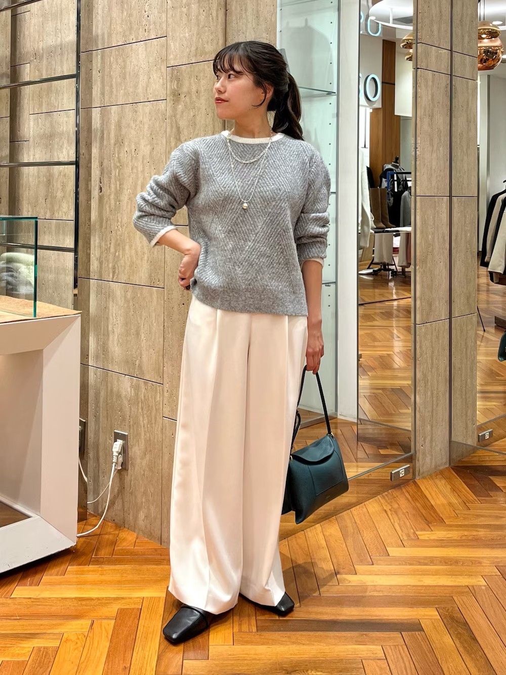 程よいラメ感が着映えするニットです！
首元はバイカラーになっているので同系色との組み合わせがバランスよく◎