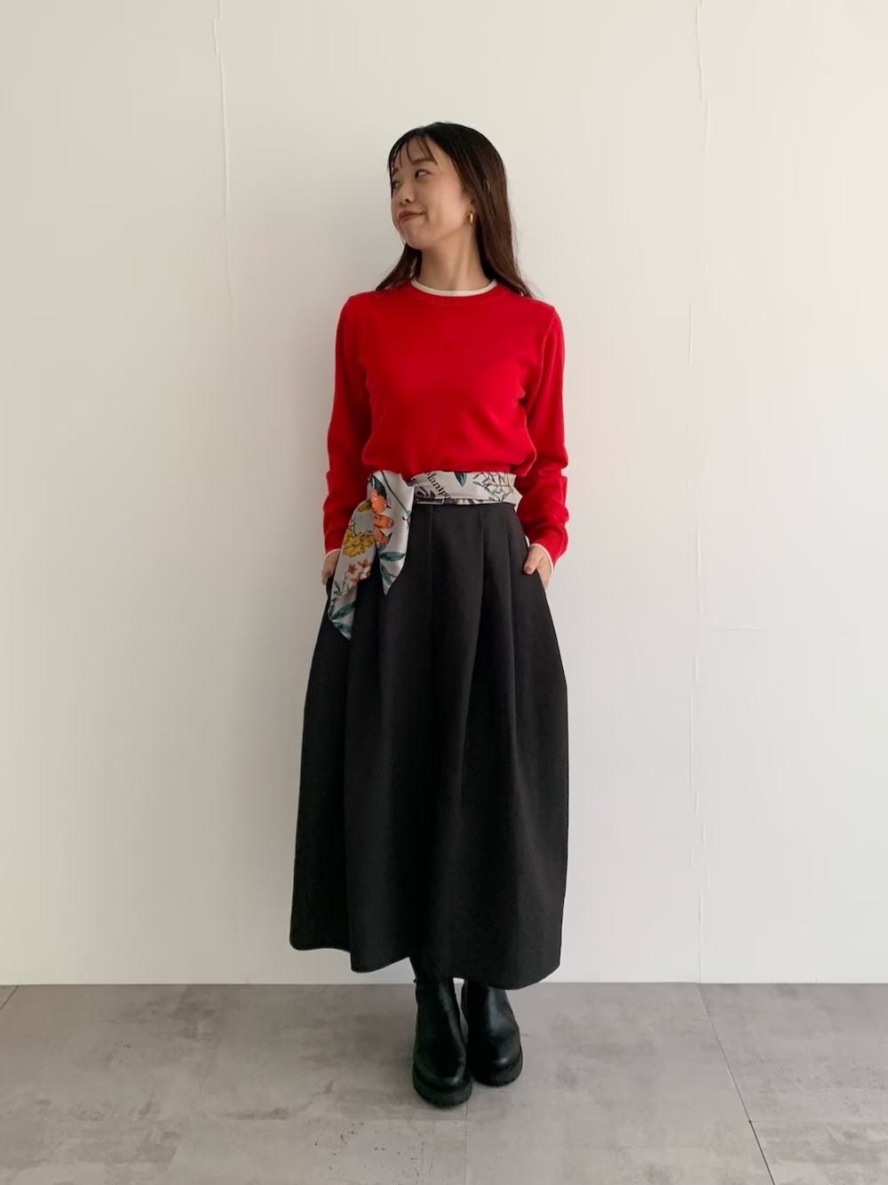 冬になると着たくなる赤ニット
バイカラーのおかげでコーディネートにも馴染みやすいです◎
グレー×赤が今年らしくて気に入ってるコーデです！
この上からコーチを羽織って
赤をチラ見せさせるのも絶対かわいいです！