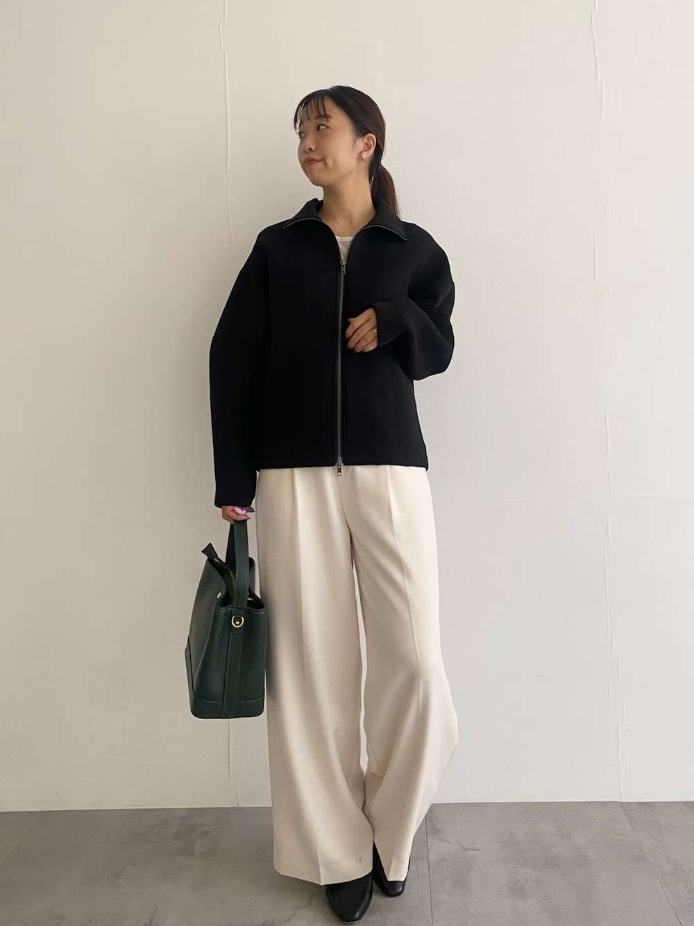 ダンボール素材のジップブルゾン
もっちりした肌触りで着心地良いです。
少しツヤがあるので
ブラックでも重すぎず軽やかに使えるのが◎
ファスナーを上までしめてスタンドカラーにしても
少し開けて襟のようにして着てもかわいいです！