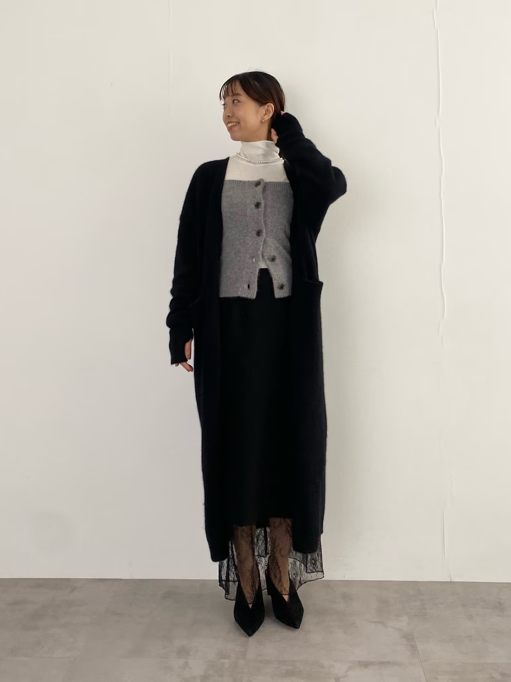 ふんわりファーニットのカーディガン。
丈長めで裏地付き。ちゃんとアウターとして
長く暖かく使っていただけます。
もこもこですがサラッと羽織るガウン型なので
スッキリした見え方で着膨れ知らず！
ビスチェ
カーディガンと一緒に着ても
ビスチェならバランスよく使っていただけます◎