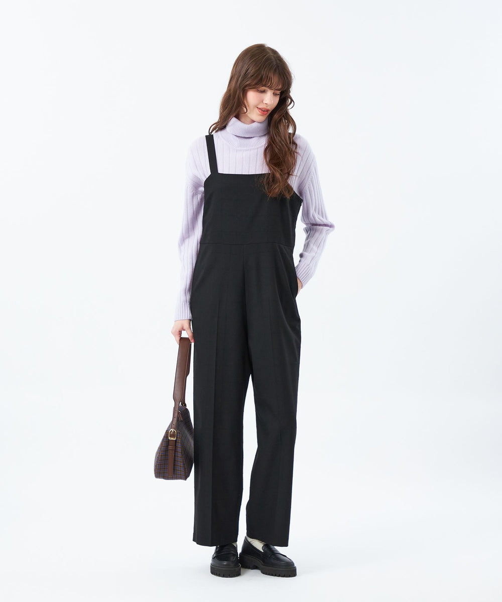 【ニット】柔らかな手触りのワイドリブタートルネックニット。立体的なワイドリブによりシンプルなデザインながらも一枚で華やかな印象に。【サロペット】カジュアル見えになりがちなアイテムですが高級感のある素材を用いることで、キレイ目シーンでも着まわせる大人カジュアルな一着に仕上げました。