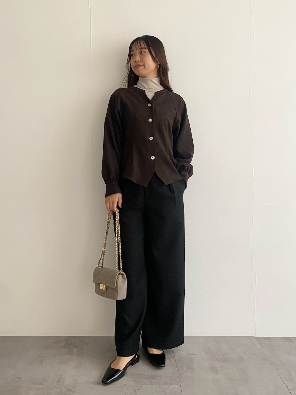 ハート柄の刺繍が施されたブラウス。
短め丈に品の良いダークブラウンのおかげで
甘くなりすぎず大人可愛く使っていただけます。
前後2WAYですがボタン前にして着るのがわたしは好き。
肌寒い日にはタートル合わせがおすすめです。