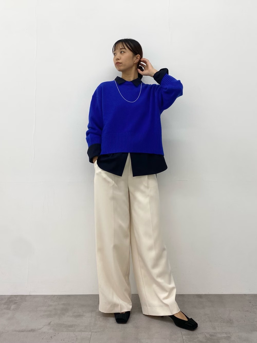 シンプルだけど着映えする冬ニット！
ロイヤルブルーのカラーが目を惹きます。
ウール100%なので暖かさ◎
しかも洗えるありがたさ！！！
丈も少し短めなのでシャツとのレイヤードも楽しめますよ☺︎