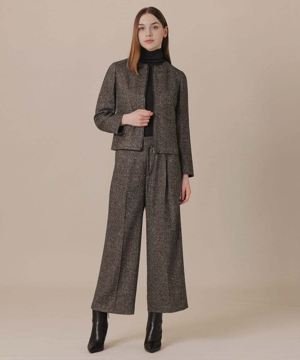 コンパクトなフォルムに、きゅっと詰まったネックラインでシックな印象のジャケットです。スカートやワンピースとのエレガントスタイルにはもちろん、カジュアルにパンツを合わせるなど幅広いコーディネートに活躍するアイテムです。イタリアCangioli社のツィード素材を使用しています。