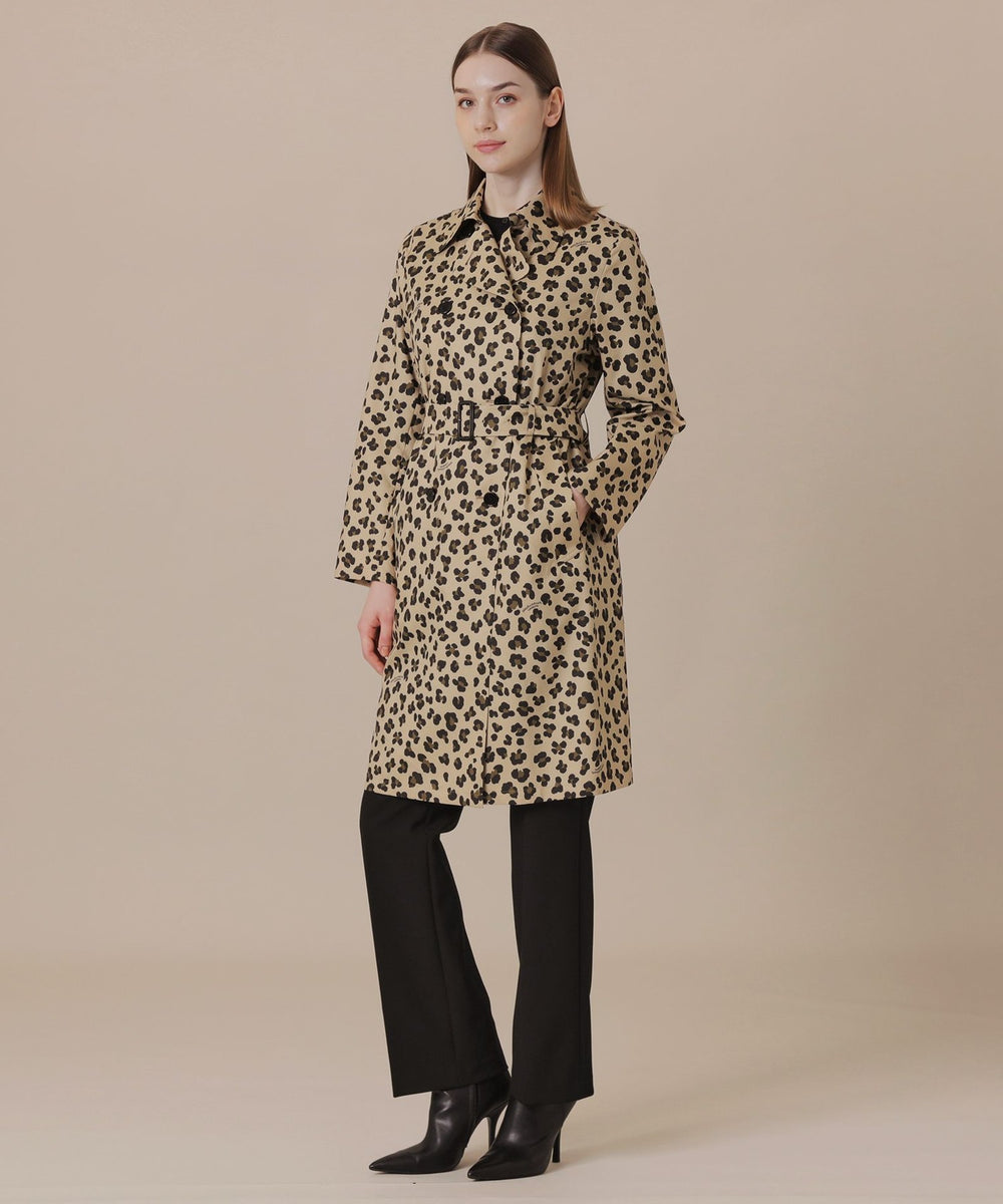 MACKINTOSH LONDONのサイン入りポーチが付いた軽量なレインコートです。トラッドなトレンチコートにオリジナルのプリントを施しモダンな印象です。ソフトな風合いでドレープ性のあるポリエステルタフタ素材です。はっ水加工に加え裏面にシレー加工を施した機能性のある素材です。