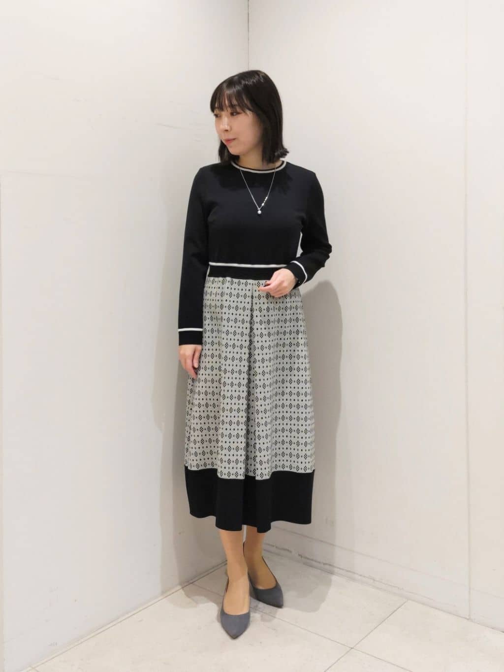 スカート部分はクラシカルなダイヤ柄がジャガード編みで表現されています。トップス部分はブラックでスッキリと引き締められていて、どこかレトロな雰囲気も感じさせるデザインです。クリスマスや忘年会、ご親戚のお集まり等おしゃれをしてお出掛けをするシーンが控える季節にピッタリのアイテムです。【モデル身長：156cm】