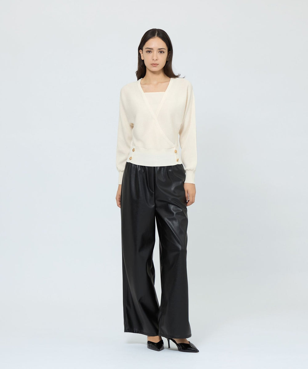 レイヤード風に仕立てたカシュクールデザインのリブニットプルオーバーです。胸元は総針編みで変化をつけ、一枚仕立てでありながらもインナーを重ねているかのようなデザインに仕上げています。シンプルなボトム合わせでもコーディネートが華やぐ、着映えトップスです。