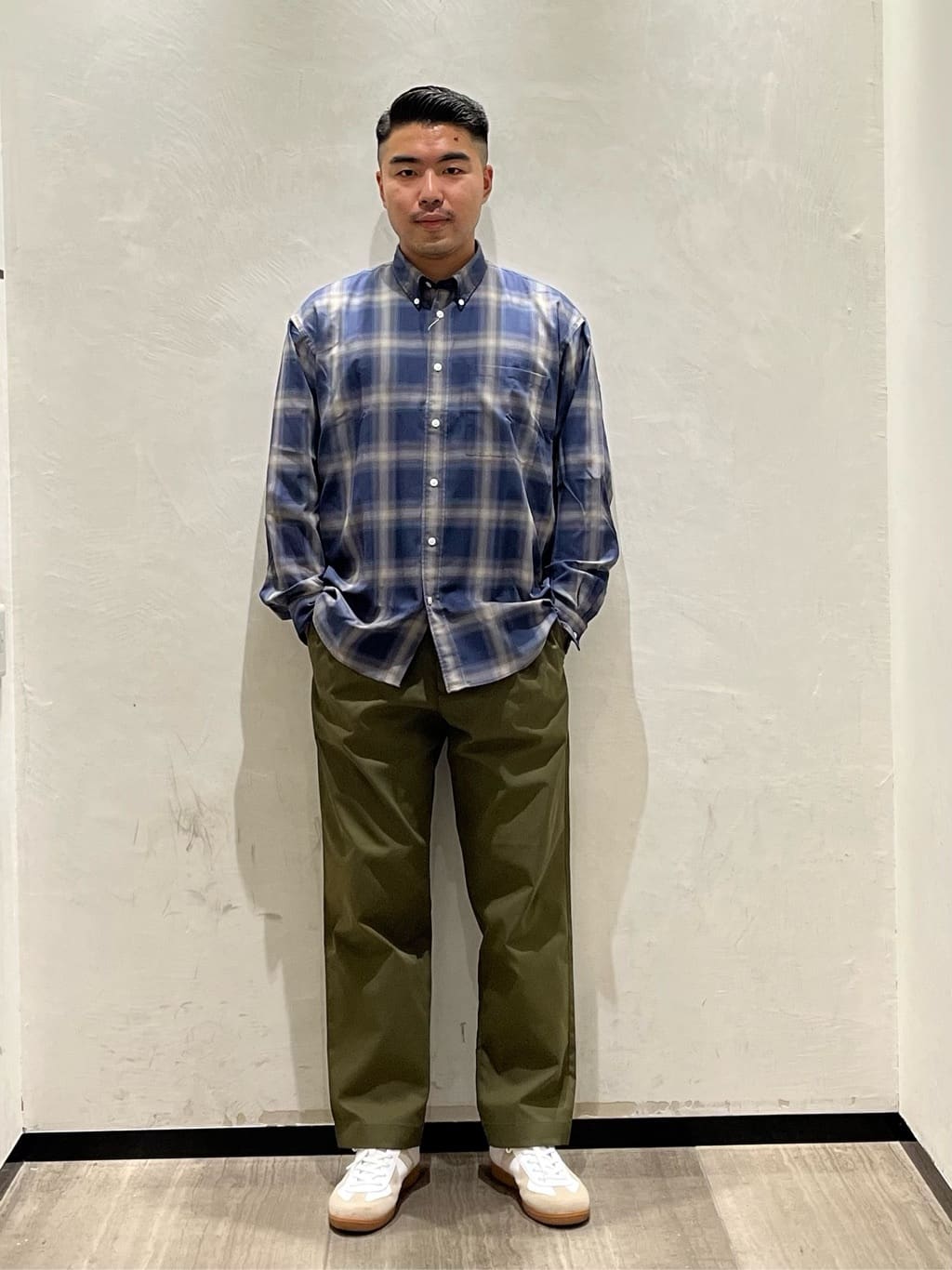 オーバーサイズのカジュアルシャツ。リラックスシルエットでお作りしており、一枚でも羽織でもお使い頂きやすいサイズ感です。色味も大人っぽい落ち着いた色味で作っています。最近のトレンドのオーバーサイズで今っぽい雰囲気がつくれ、パンツも合わせてゆったりシルエットで提案させて頂きます。【モデル身長：177cm】