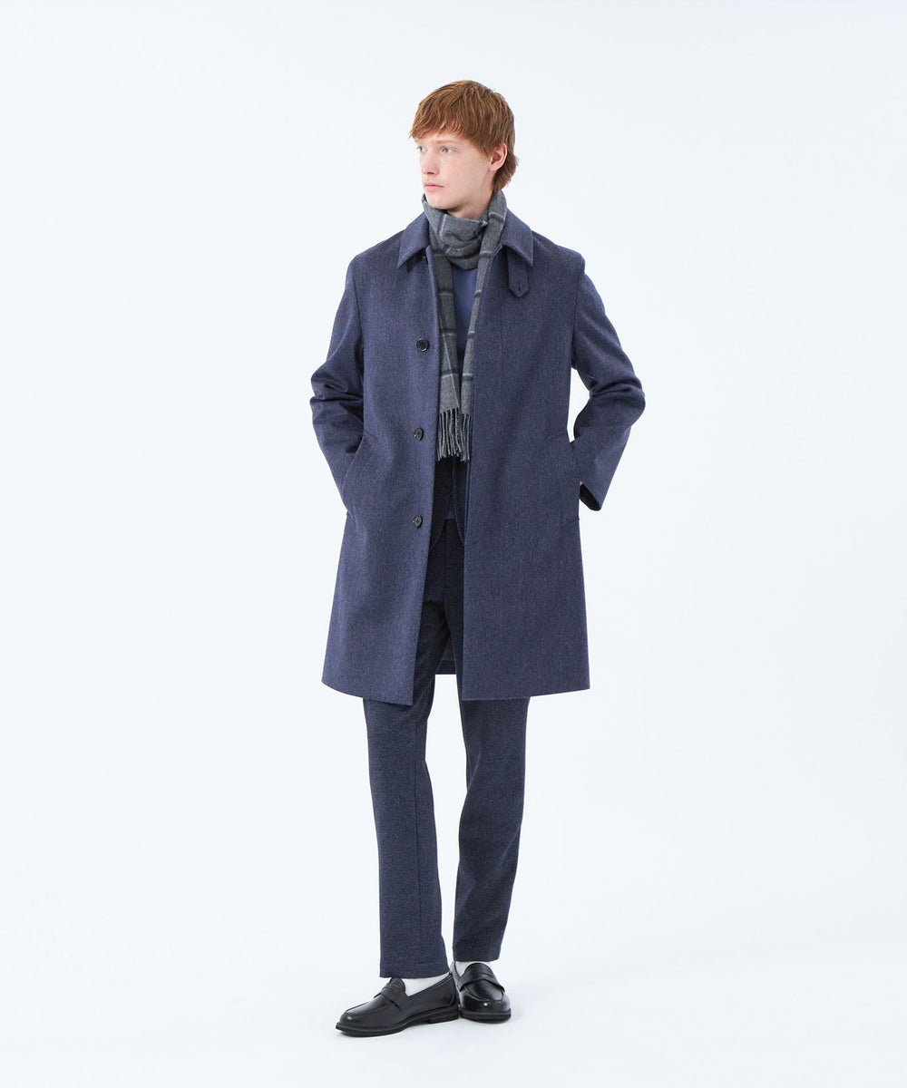 ステンカラーロングコートWELLINGTON（ウェリントン）。控えめなAラインで英国らしさを追求したシャープなシルエットが特徴です。襟タブ付きのデザイン。裏面に蓄熱、透湿防水、防風機能のフィルムをラミネートした2層仕立て。フィルムを貼ることで適度なハリ感と機能性が加わっています｡