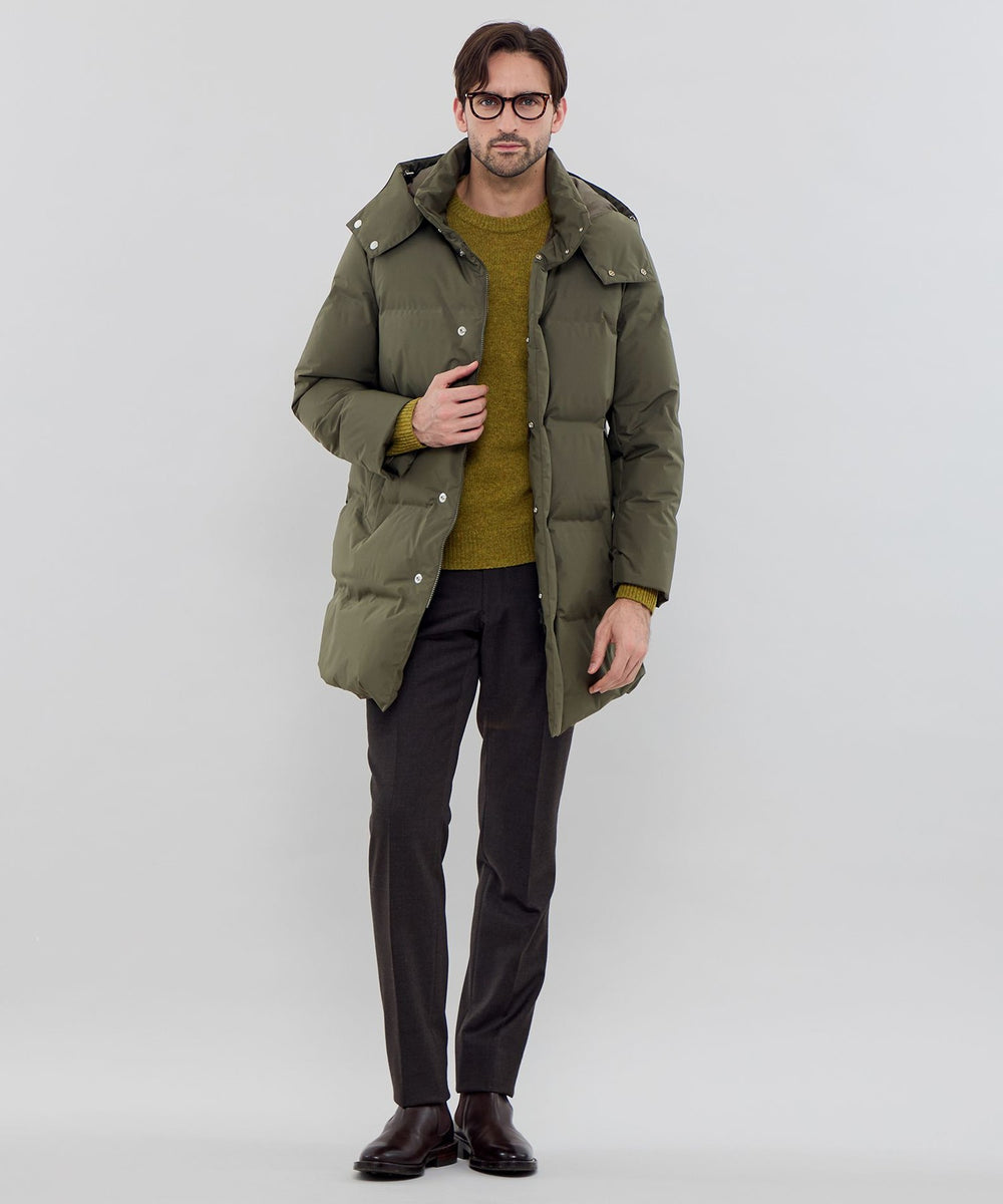 ロング丈の軽量ダウンパーカーです。見た目にもスマートな熱接着ノンキルト加工とシームテープ加工による仕様により高い耐水性を実現。商品自体を軽量化する為に内容物をできるだけ簡素化。その為、着用いただいたときの軽量感とポリエステル素材の柔らかさ、ダウンの暖かさが高水準で両立しました。