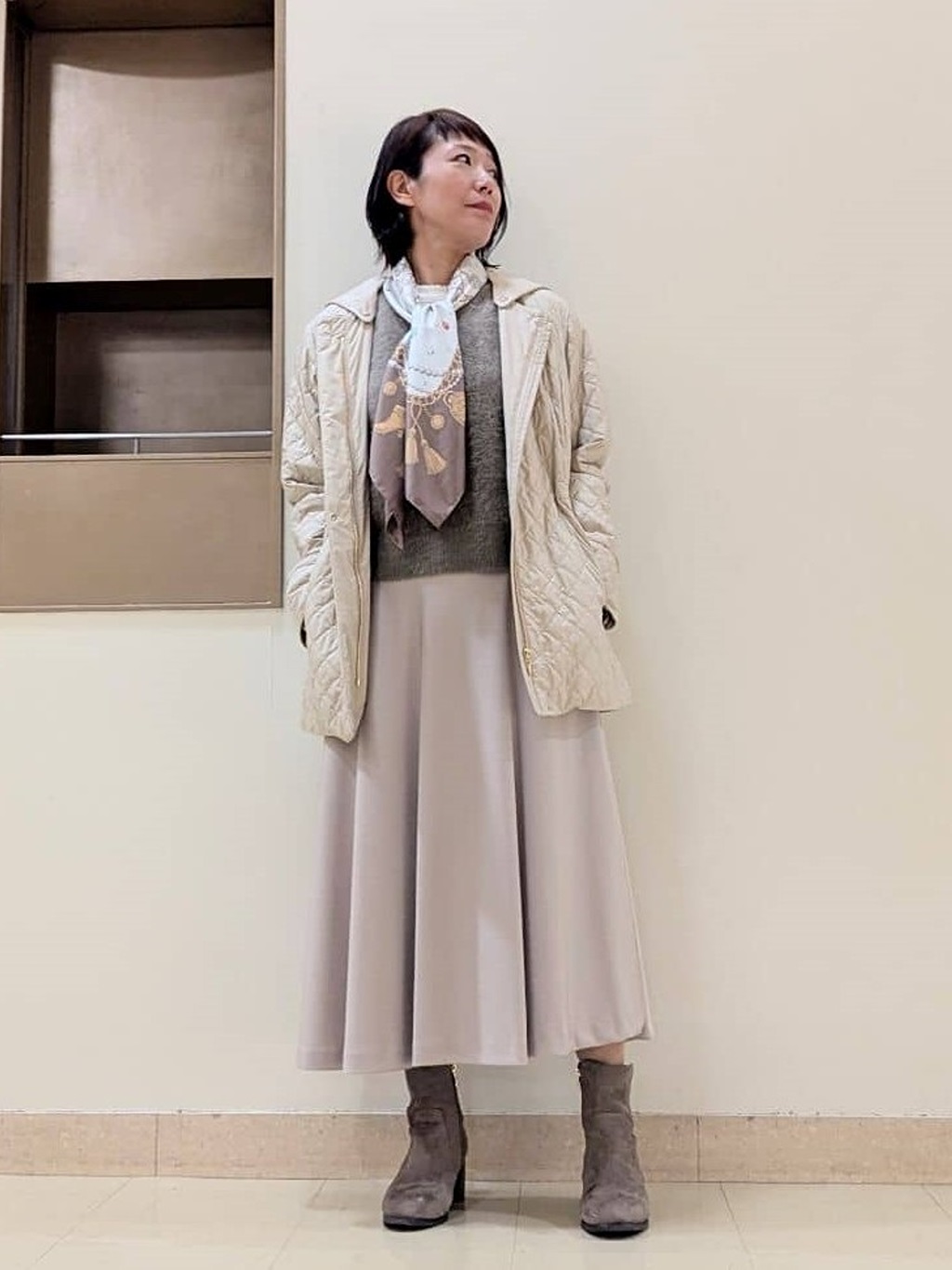 さっと羽織れるキルティングコートは1枚あるととても便利です！フードは取り外し可能で、ウエスト内側のコードでシルエットチェンジも叶います。フォックスにウールとカシミヤを混紡したヘアリーなニットベストと、シルエットが美しい程よいツヤ感のあるフレアスカートと合わせました。【モデル身長：163cm】