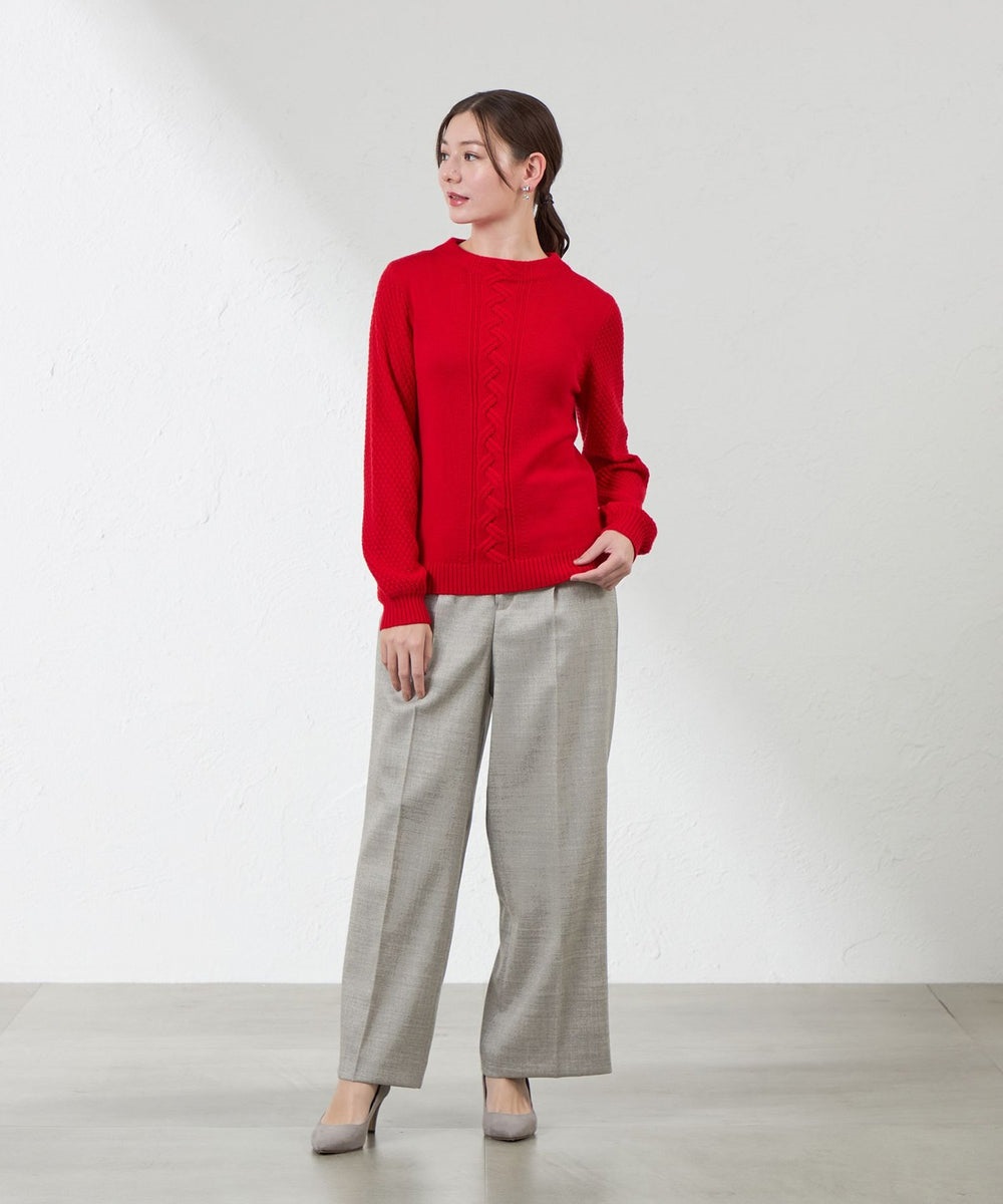 ケーブル柄を入れたボクシーなシルエットとボトルネックが特徴のニットプルオーバー。袖は地柄で袖口に少し膨らみを持たせたデザインです。ボトムを選ばず合わせやすい着丈です。羊毛のスケールを固定することで縮みを抑えたハイパフォーマンスメリノ素材で、ソフトな肌触りが特徴です。