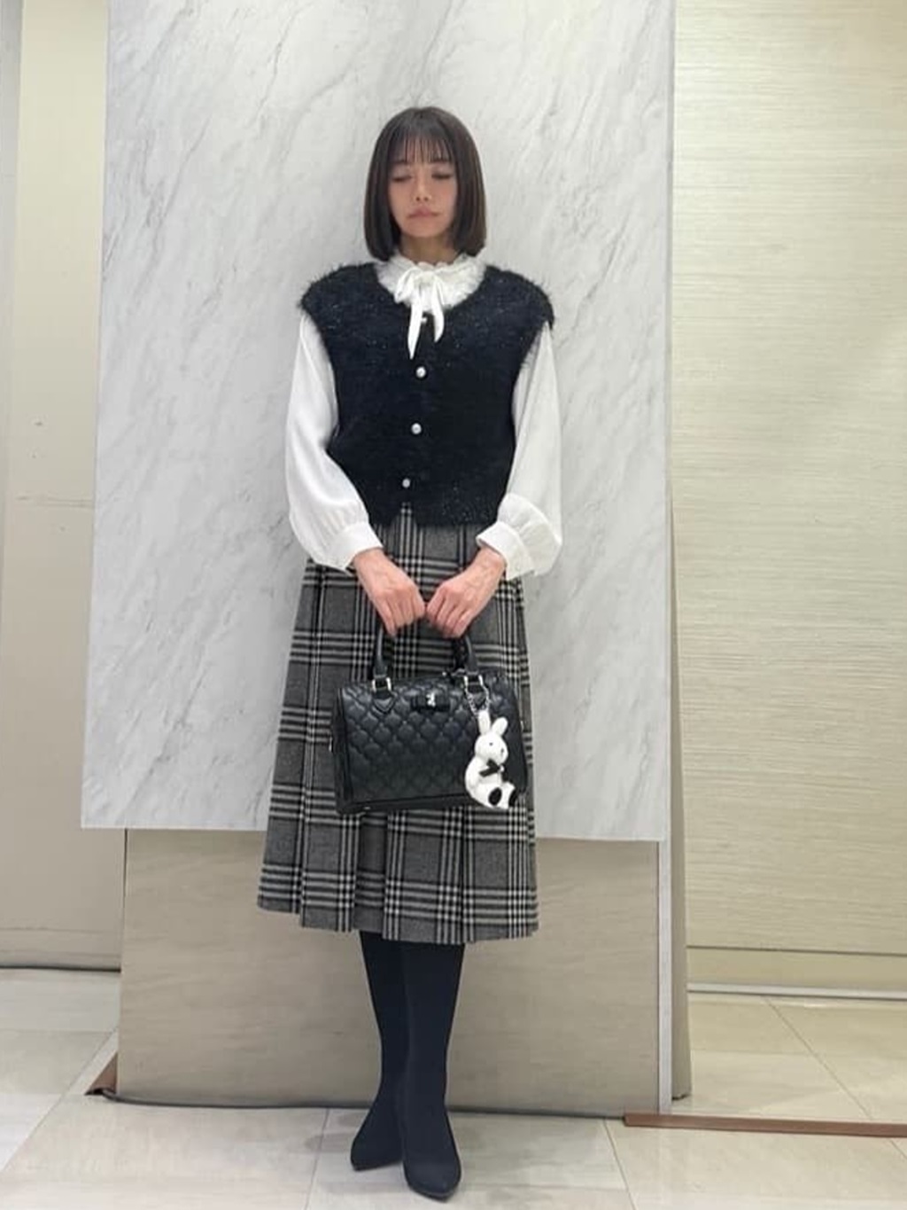 上質なツイード調ベストとグレンチェックスカートのクラシックスタイル。 ベストは前後2WAY仕様で、気分に合わせた着こなしが楽しめます。 ウエスト後ろゴムのスカートは、きちんと見えながら快適な着心地に。 上品な存在感で、秋冬の装いを印象的に仕上げます。【モデル身長：163cm】