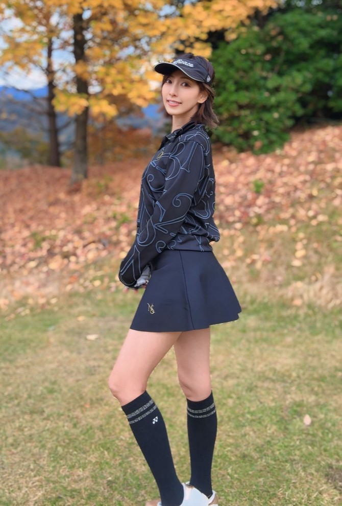 ヘルシーな肌見せで、ブラックコーデをアクティブに。大胆な「NS23」プリントもポイント！