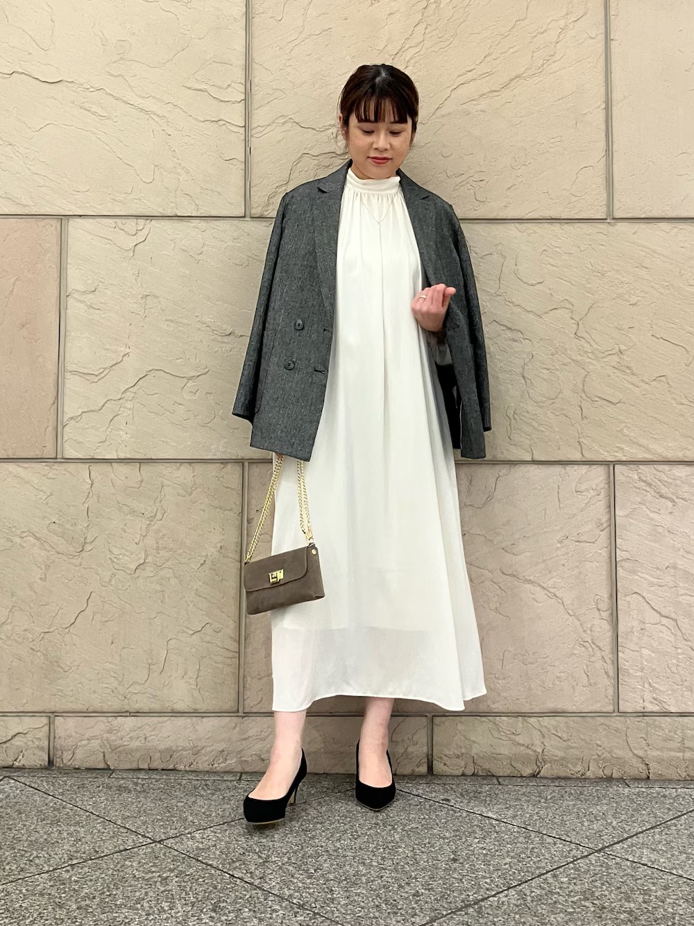 ワンピースは袖がゴムでボリュームを出すこともできたりウエストのリボンでブラウジングも可能です◎
色々なスタイリングを楽しんでいただけます！フォーマルなシーンからお仕事、普段にもおすすめの1着です。