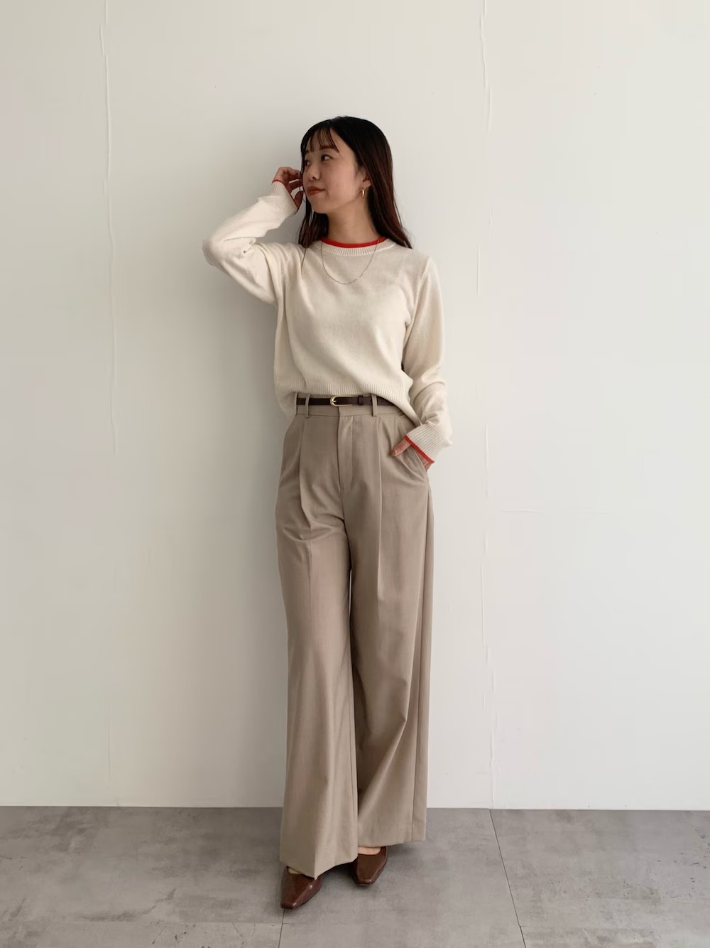 首周りと袖口のオレンジラインが可愛い薄手ニット！
ただの白ニットじゃない！
シンプルな合わせでおしゃれに見えるトップスです。
オレンジに合わせてボトムやシューズも暖色系で合わせました。
ヘルシーな透け感ありです。