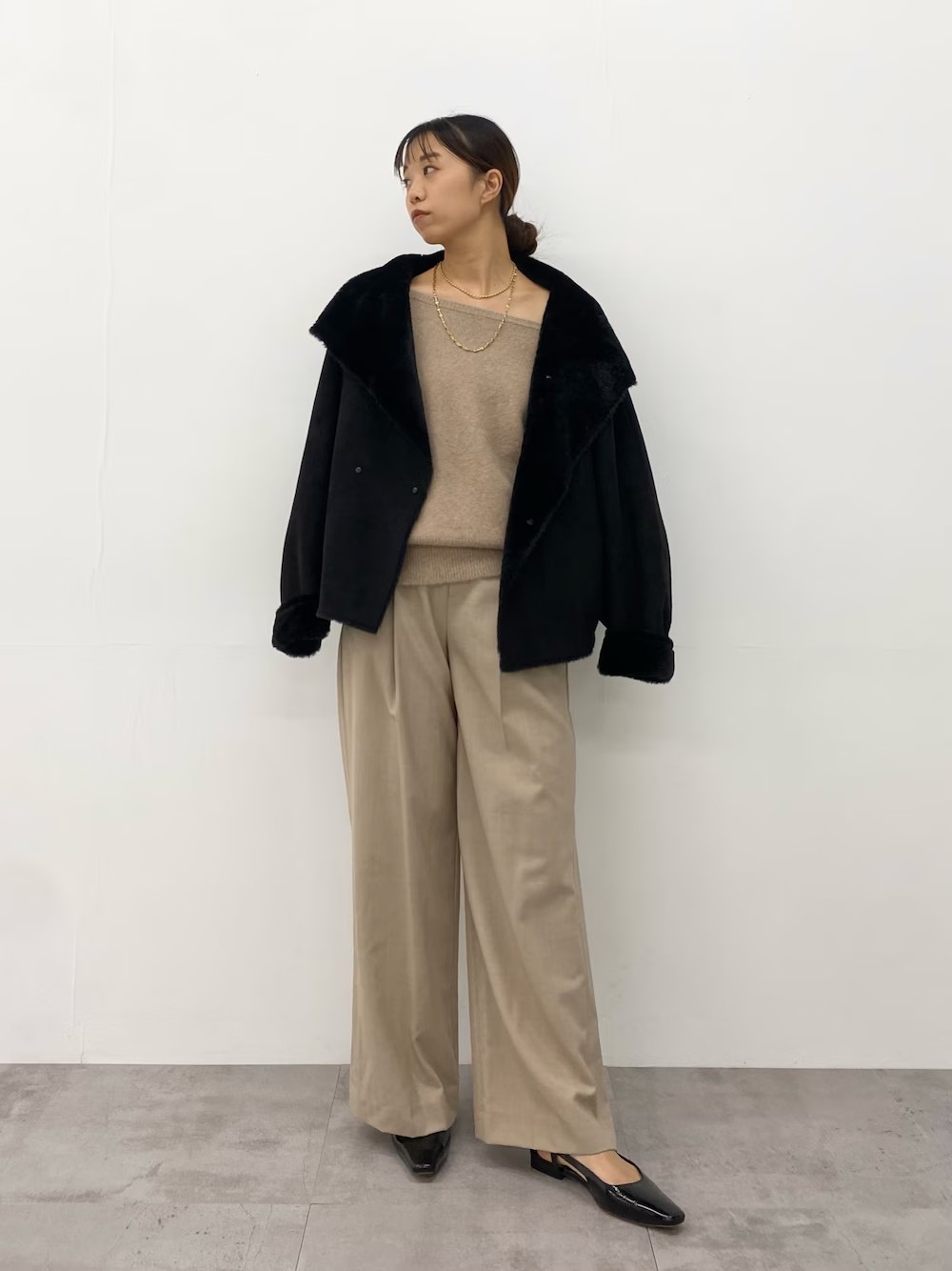 ファーとスウェードのリバーシブルアウター
とにかくスベスベふわふわで触り心地◎
軽いのでさらりと羽織れるのがうれしいです！！
キレイめに合わせるならスウェードを表地にするのがおすすめです！
ファーは大人カジュアルスタイルに是非。