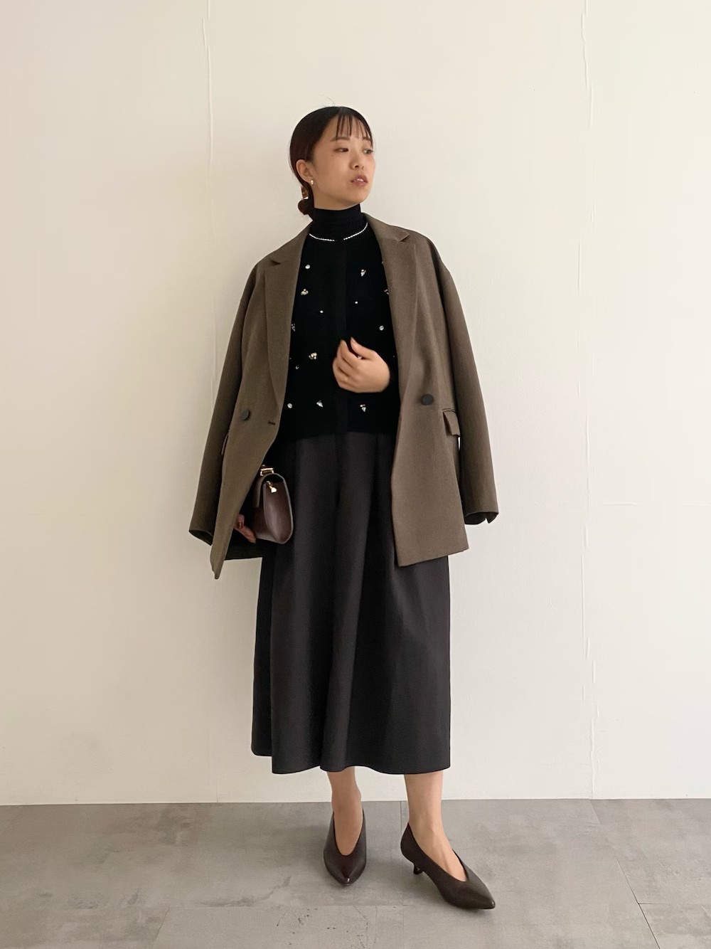 ELENDEEKとの別注ジャケット。
ばさっと羽織れるオーバーなサイズ感が今っぽさ◎
ゆったり身幅なおかげでニット合わせでもゴワゴワせず
これからのアウターとしてしっかり活躍してくれますよ！
ビジューがたくさんあしらわれたニットベスト。
インナーとして使っても華やかさ抜群。